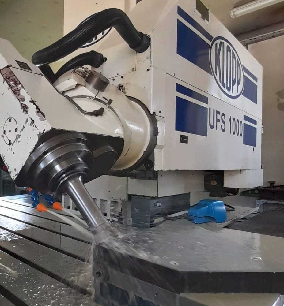 Mašinska obrada metala – CNC glodalica u toku obrade komada velikih gabarita